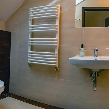 Goscinne Z Lazienkami Bed & Breakfast Niepolomice