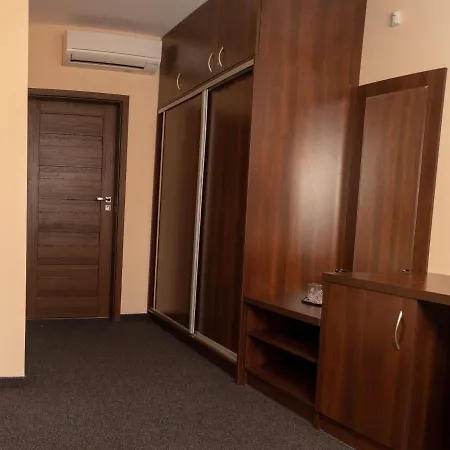 Goscinne Z Lazienkami Bed & Breakfast Niepolomice